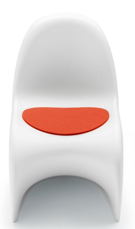 Weißer Panton Junior Stuhl mit orangefarbener Hey Sign Filz Sitzauflage für Kinder.